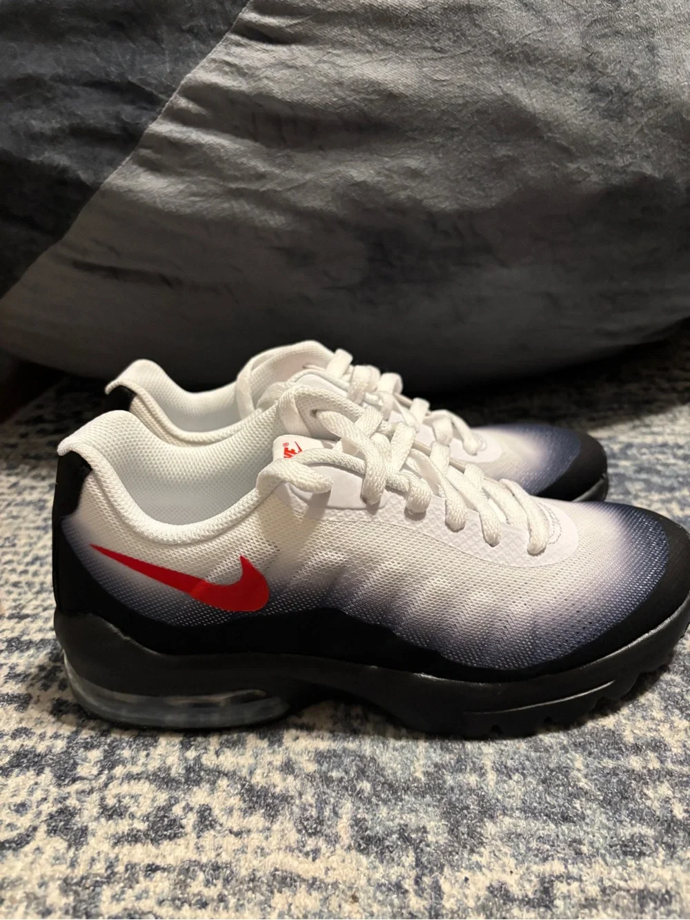 Nike Kids Size 6Y (Youth) Gradient White Black Sneakers with Red Swoosh